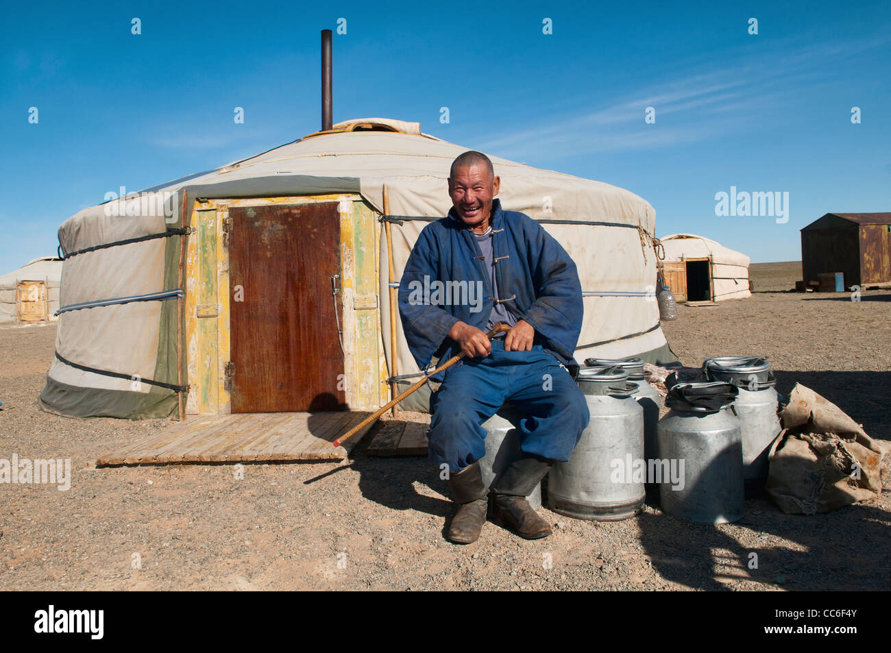 Nomade traditionnel assis dehors son ger dans le désert de Gobi de Mongolie Banque D'Images