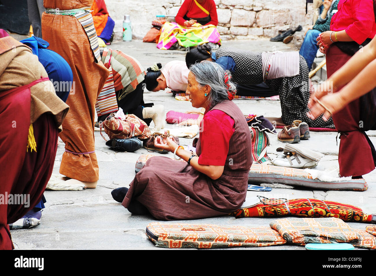 Pèlerin tibétain âgé priant devant le monastère Jokhang, Lhassa, Tibet, Chine Banque D'Images