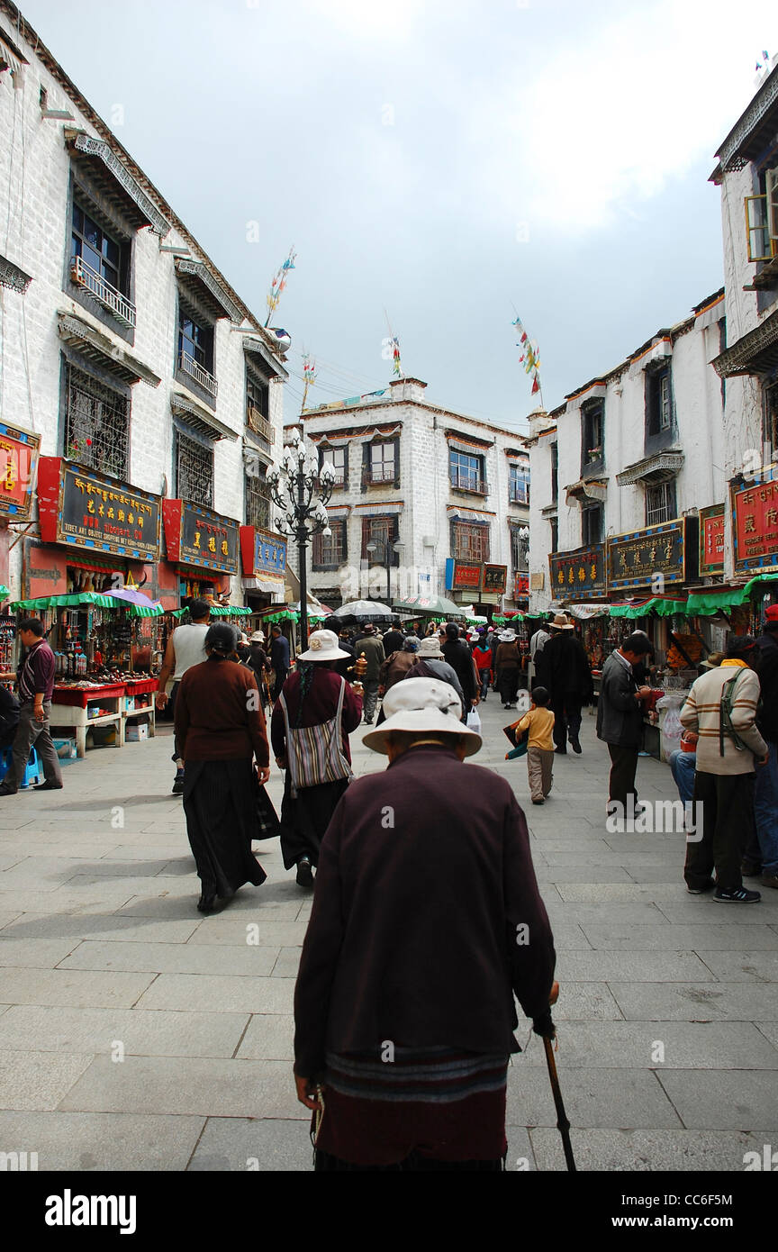 Personnes âgées homme tibétain se rendant sur le Barkhor Street, Lhassa, Tibet, Chine Banque D'Images