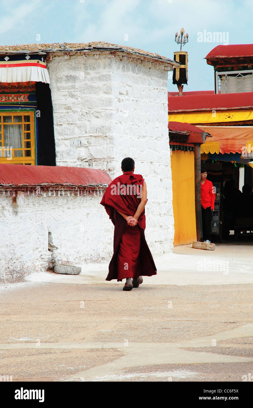Vue arrière d'un moine marchant dans le monastère Jokhang, Lhassa, Tibet, Chine Banque D'Images
