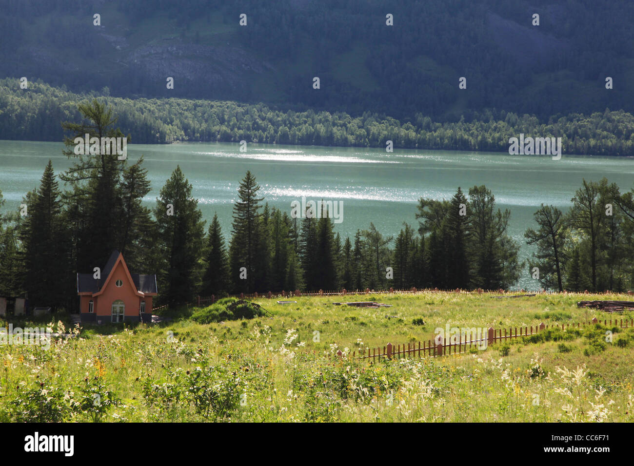 Le lac Kanas, Préfecture de l'Altaï, Xinjiang, Chine Banque D'Images