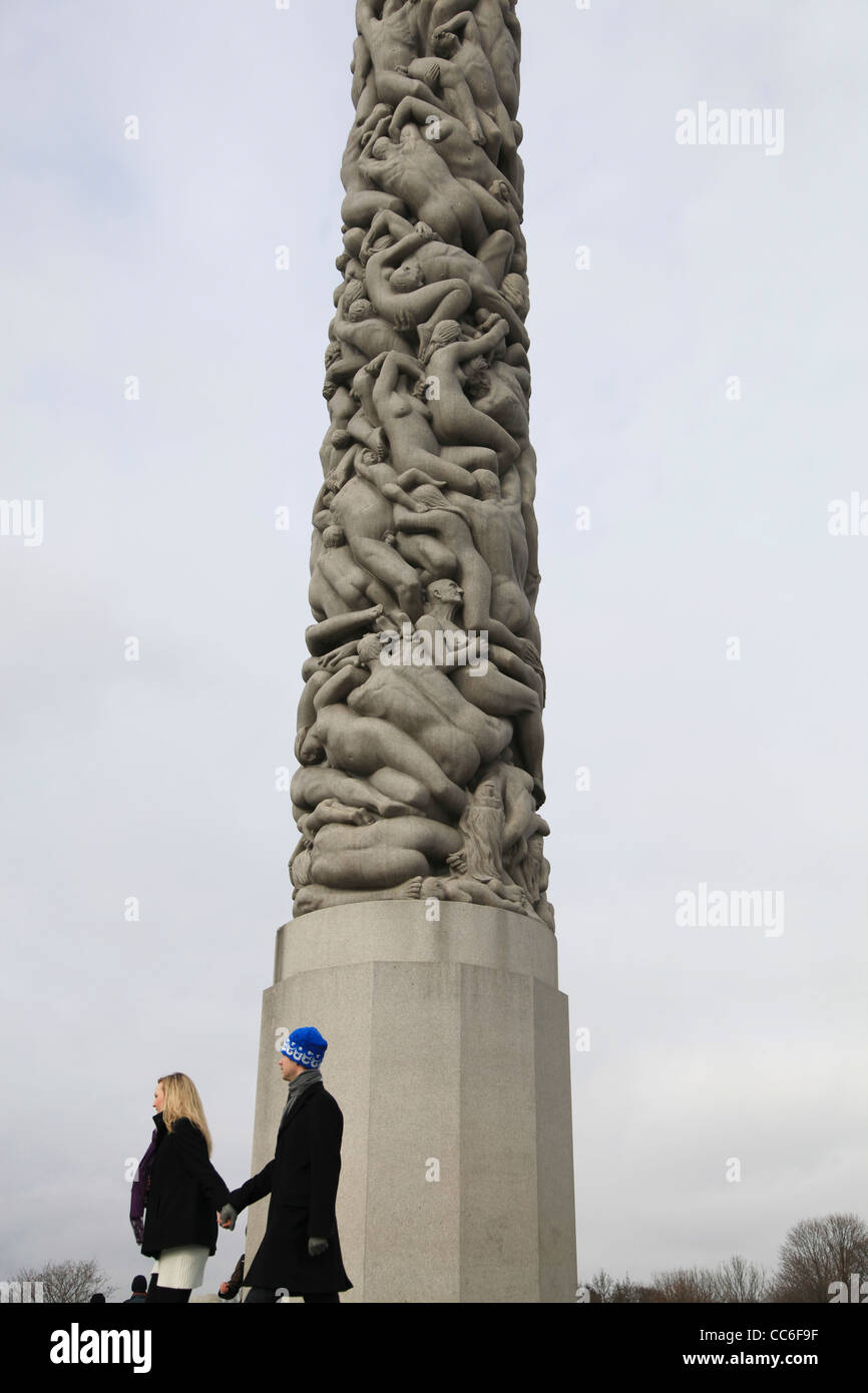 Jeune couple passant par le monolithe, Vigelandsparken Sculpture Park, Oslo, Norvège Banque D'Images