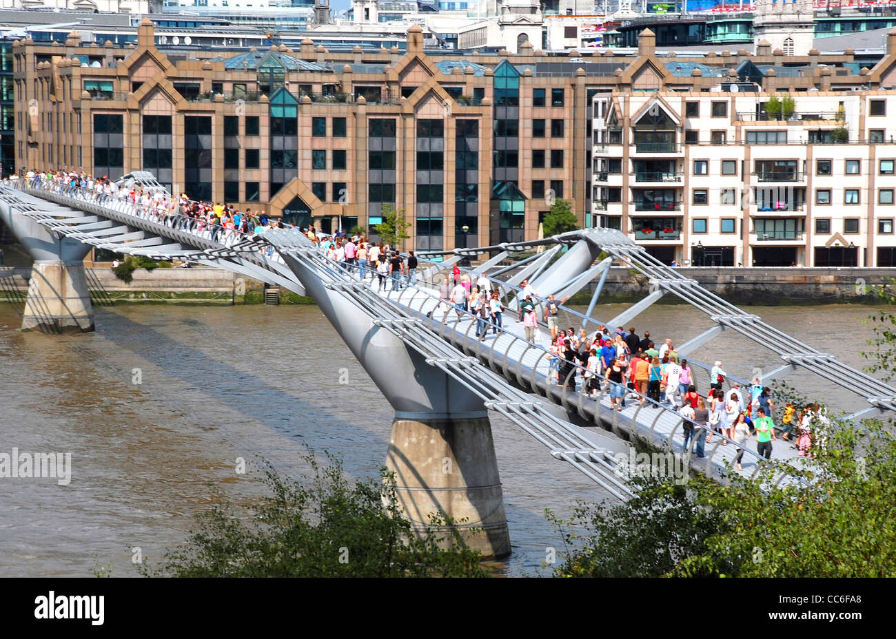 Millennium Bridge crossing River Thames, London, Royaume-Uni Banque D'Images