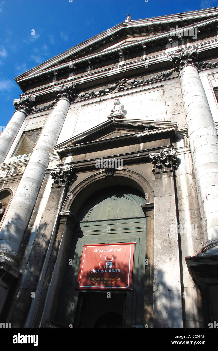 Entrée de la Chiesa di San Vidal, Campo Santo Stefano, Venise, Italie Banque D'Images