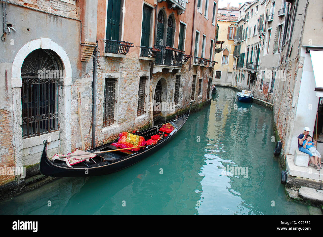Gondola accostage le Grand Canal, Venise, Italie Banque D'Images