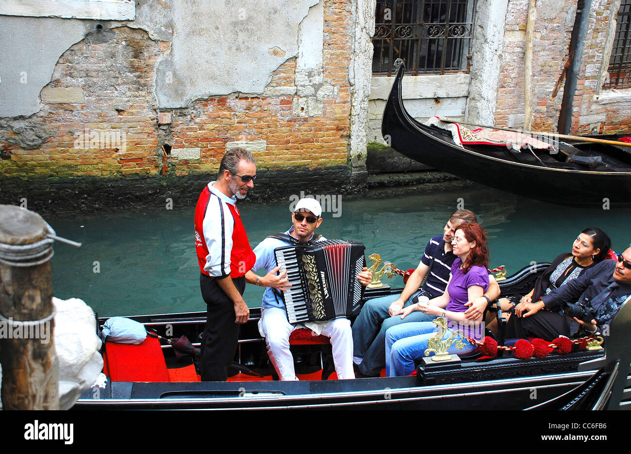 Artiste de race blanche pour les amateurs de chant sur la gondole, Grand Canal, Venise, Italie Banque D'Images