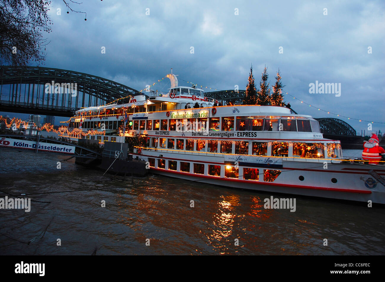 Yacht décoré sur le Rhin au cours de la veille de Noël, Cologne, Allemagne Banque D'Images