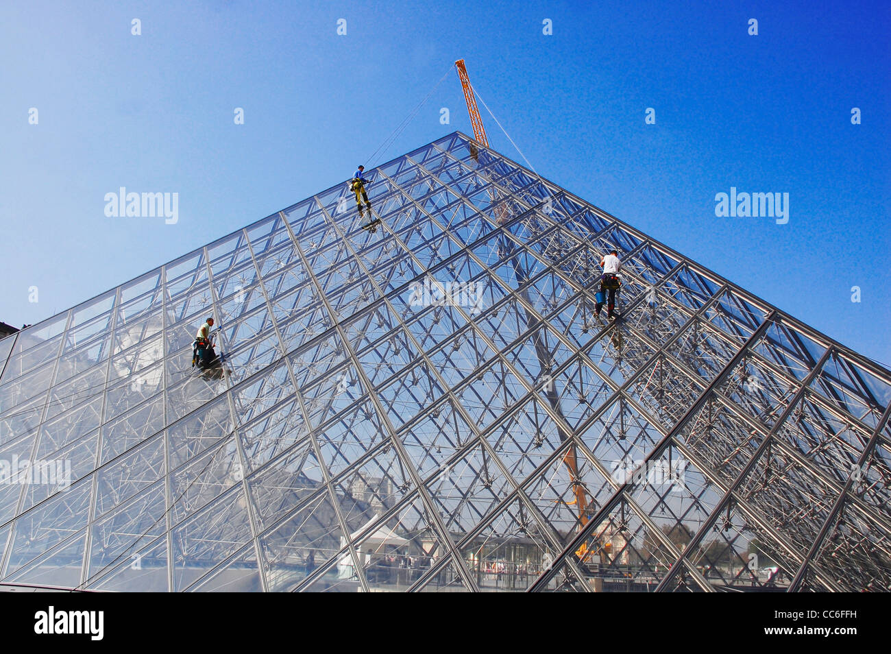 L'entretien de la pyramide du Louvre, Paris, France Banque D'Images