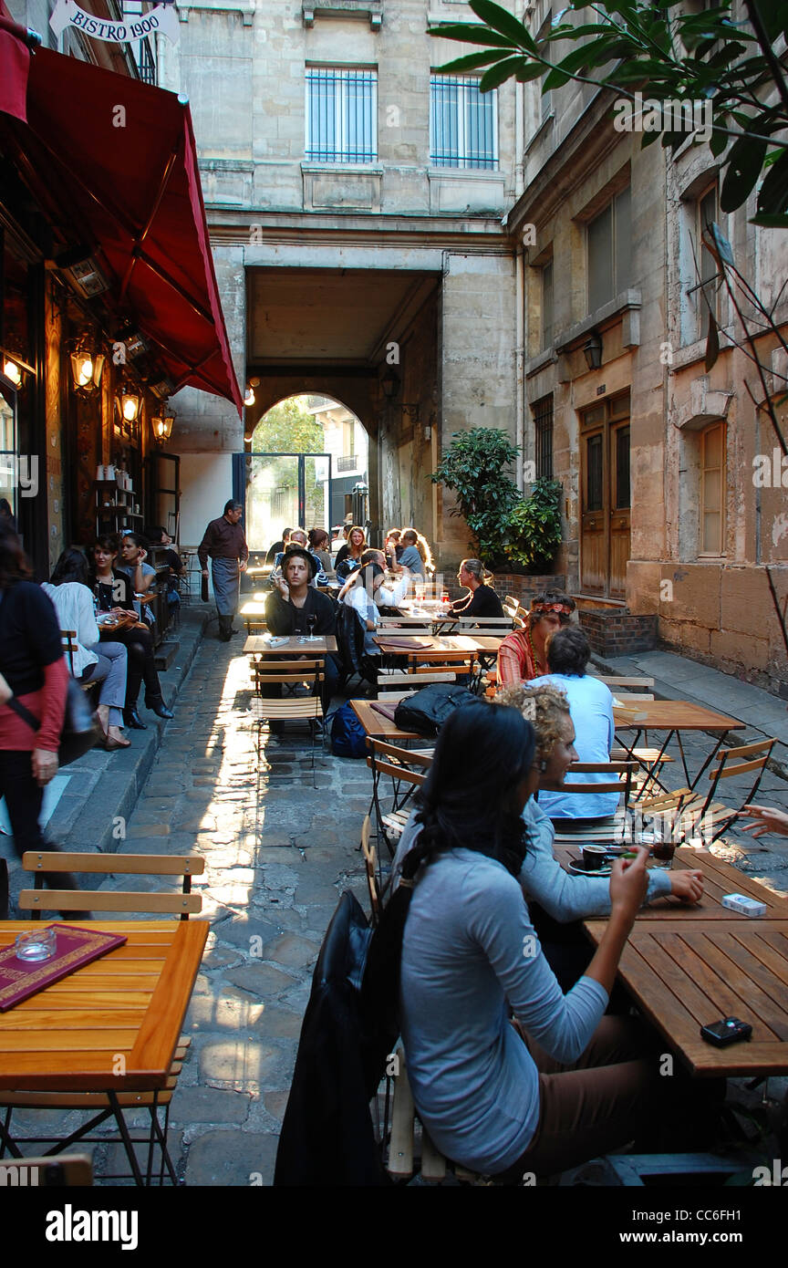 Les gens se reposant dans un bar-café, Paris, France Banque D'Images