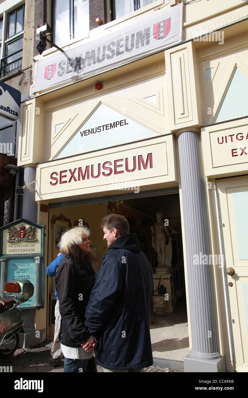 Couple devant la Sexe Museum, Amsterdam, Pays-Bas Banque D'Images