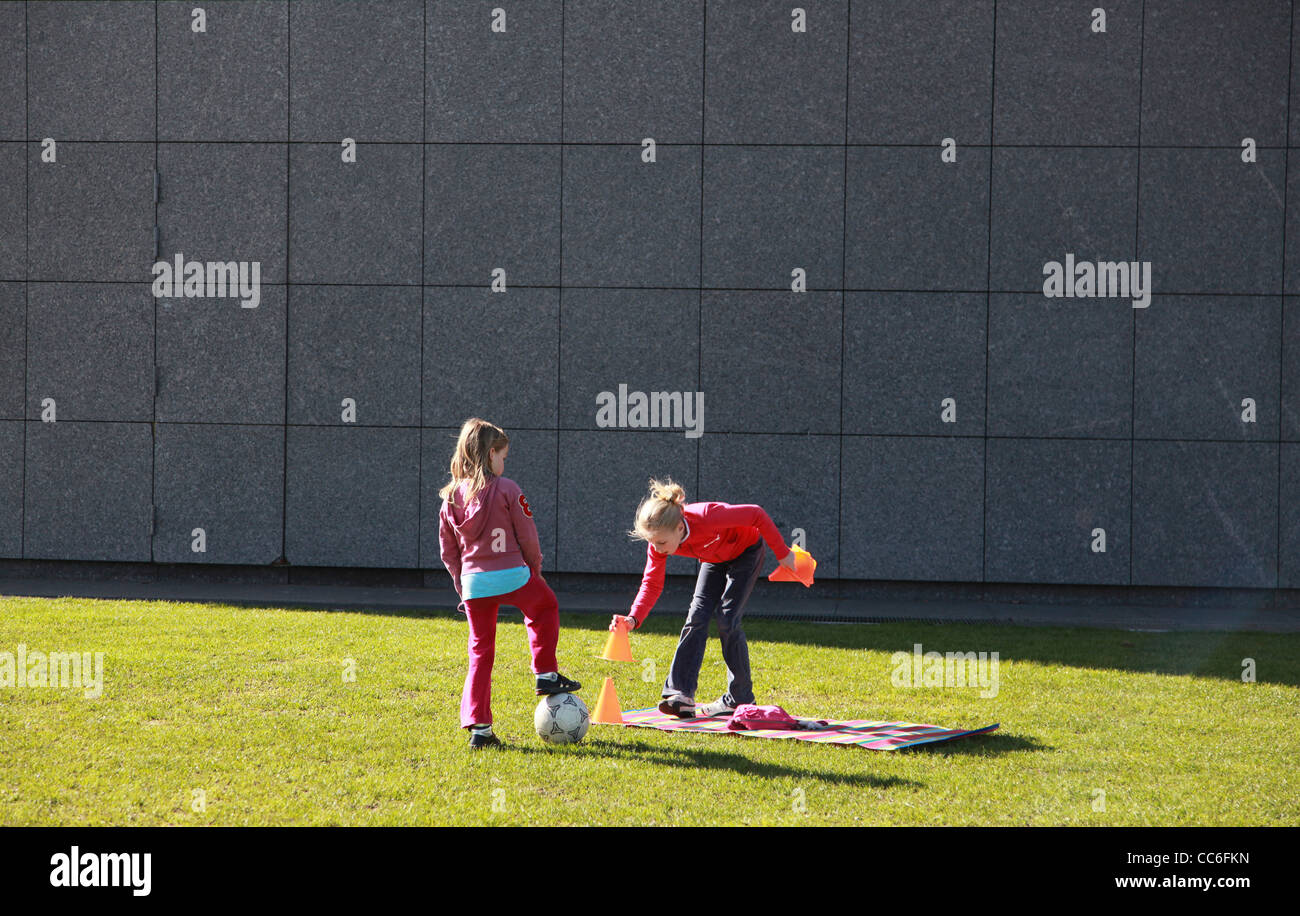 Caucasian girl se préparent à jouer au football, Amsterdam, Pays-Bas Banque D'Images