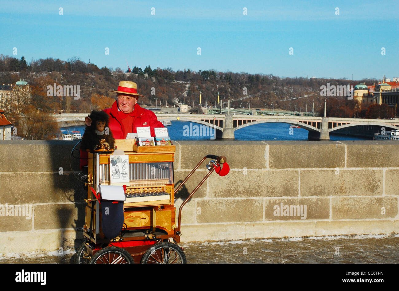 Orgue de Barbarie avec un singe sur le Pont Charles, Prague, République Tchèque Banque D'Images