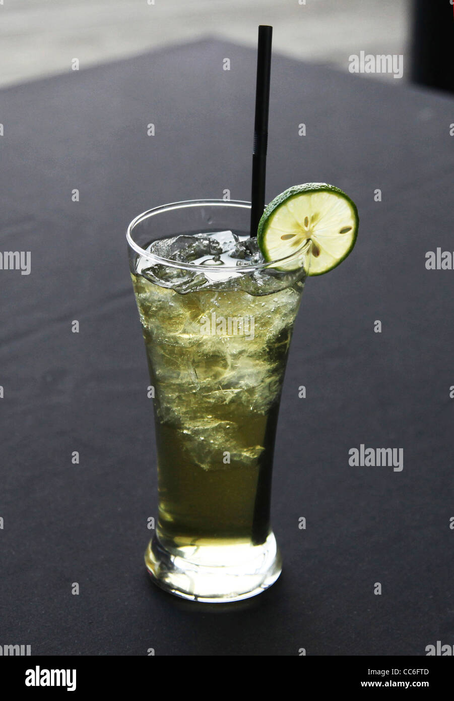 Cocktail avec une tranche de citron, Chine Banque D'Images