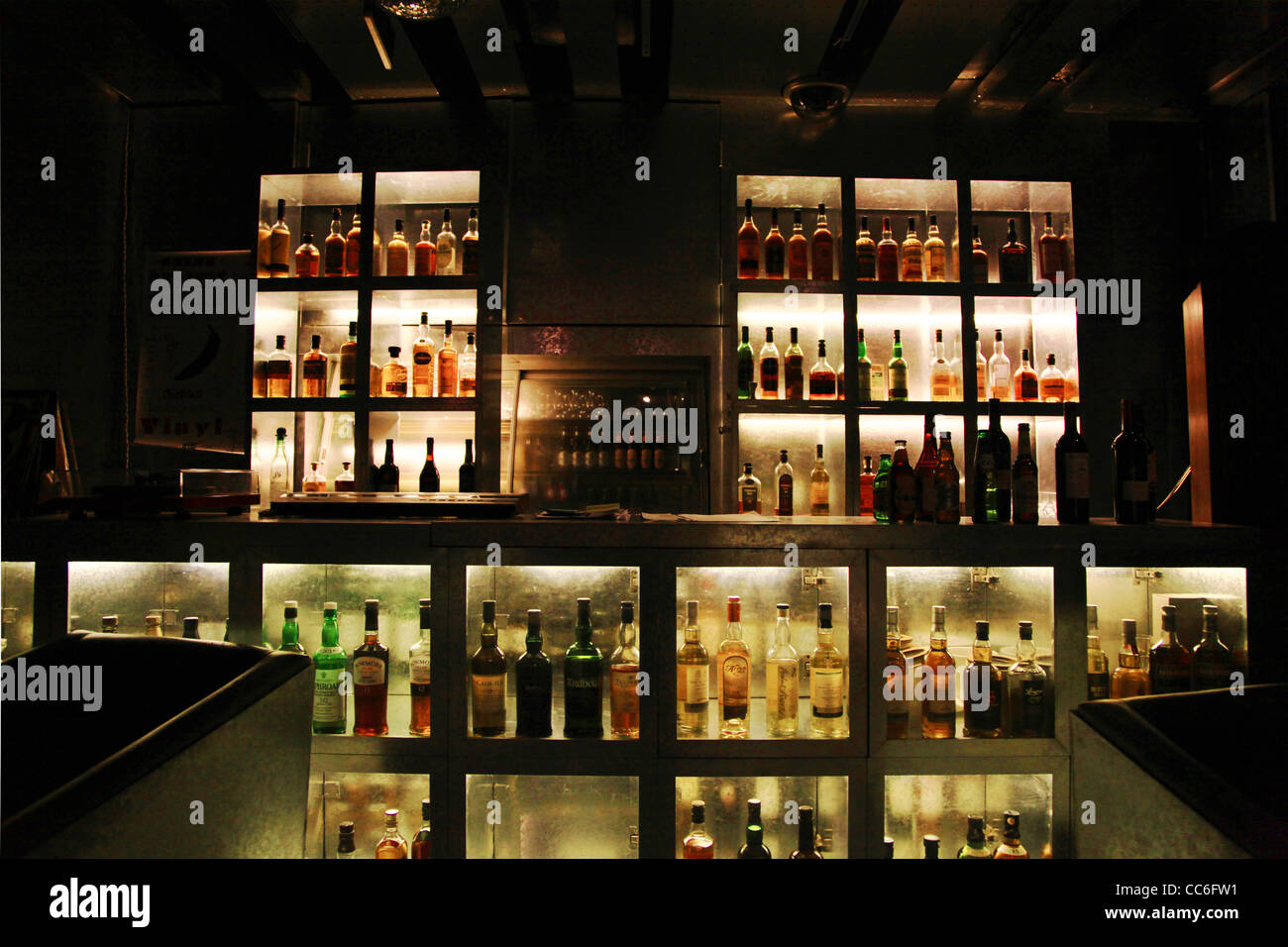 Étagère avec différentes bouteilles dans un bar, Chine Banque D'Images