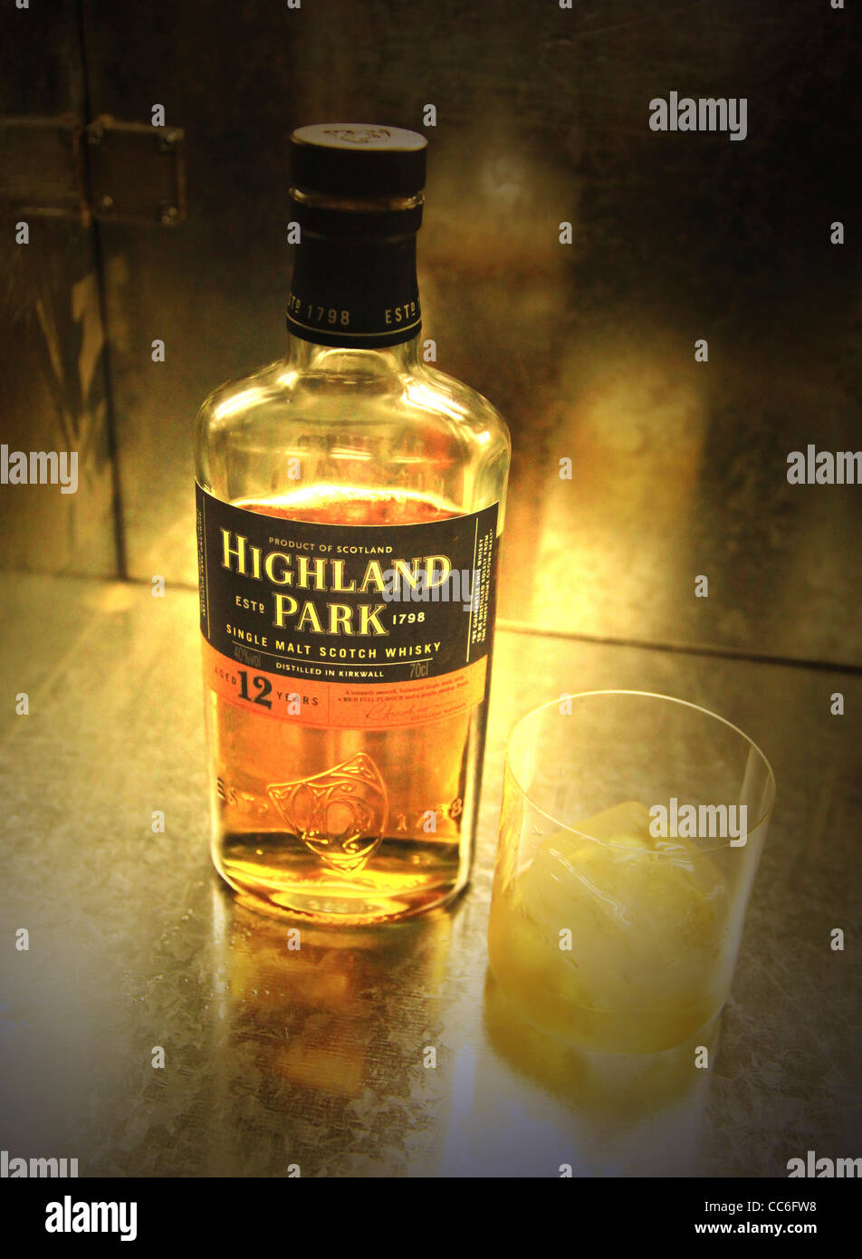 Single Malt Scotch whisky et une tasse en verre, Chine Banque D'Images