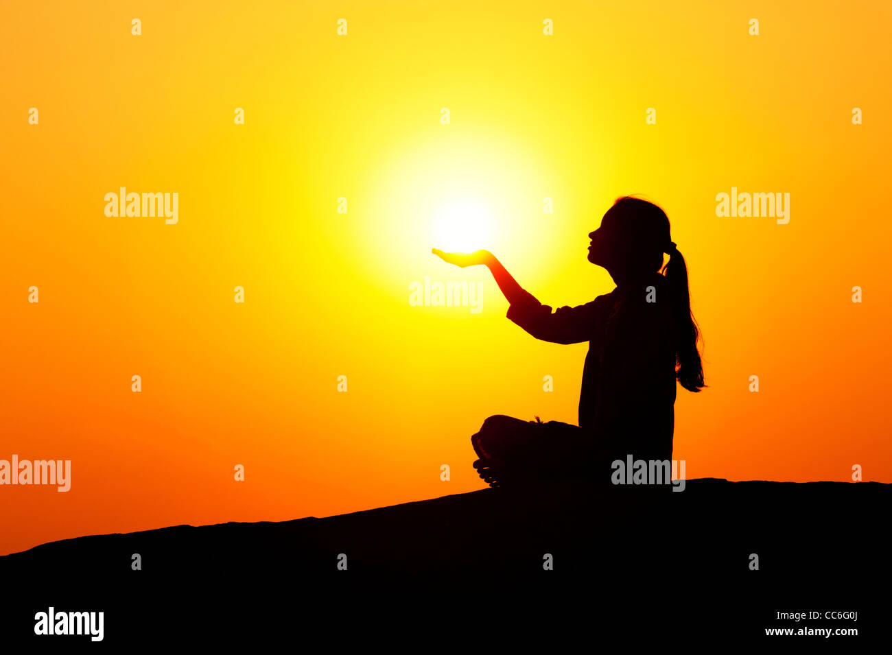 Indian girl holding le soleil. Silhouette Banque D'Images