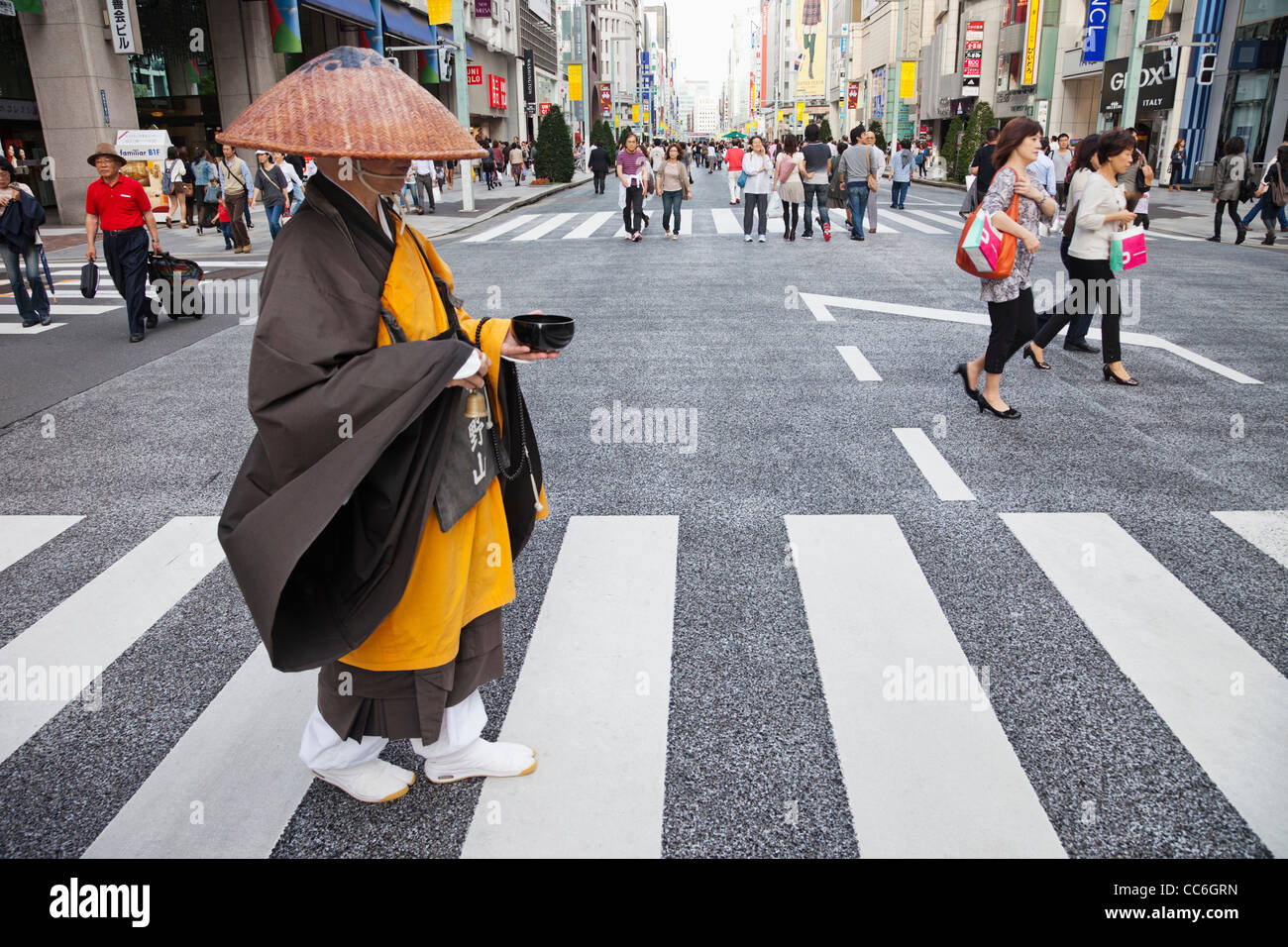 Japon, Tokyo, Ginza, moine de recueillir des aumônes Banque D'Images