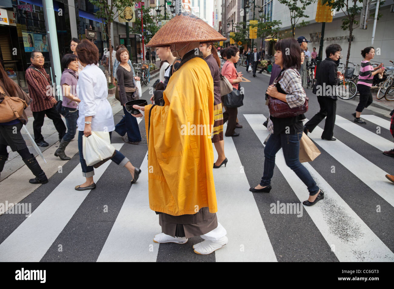 Japon, Tokyo, Ginza, moine de recueillir des aumônes Banque D'Images