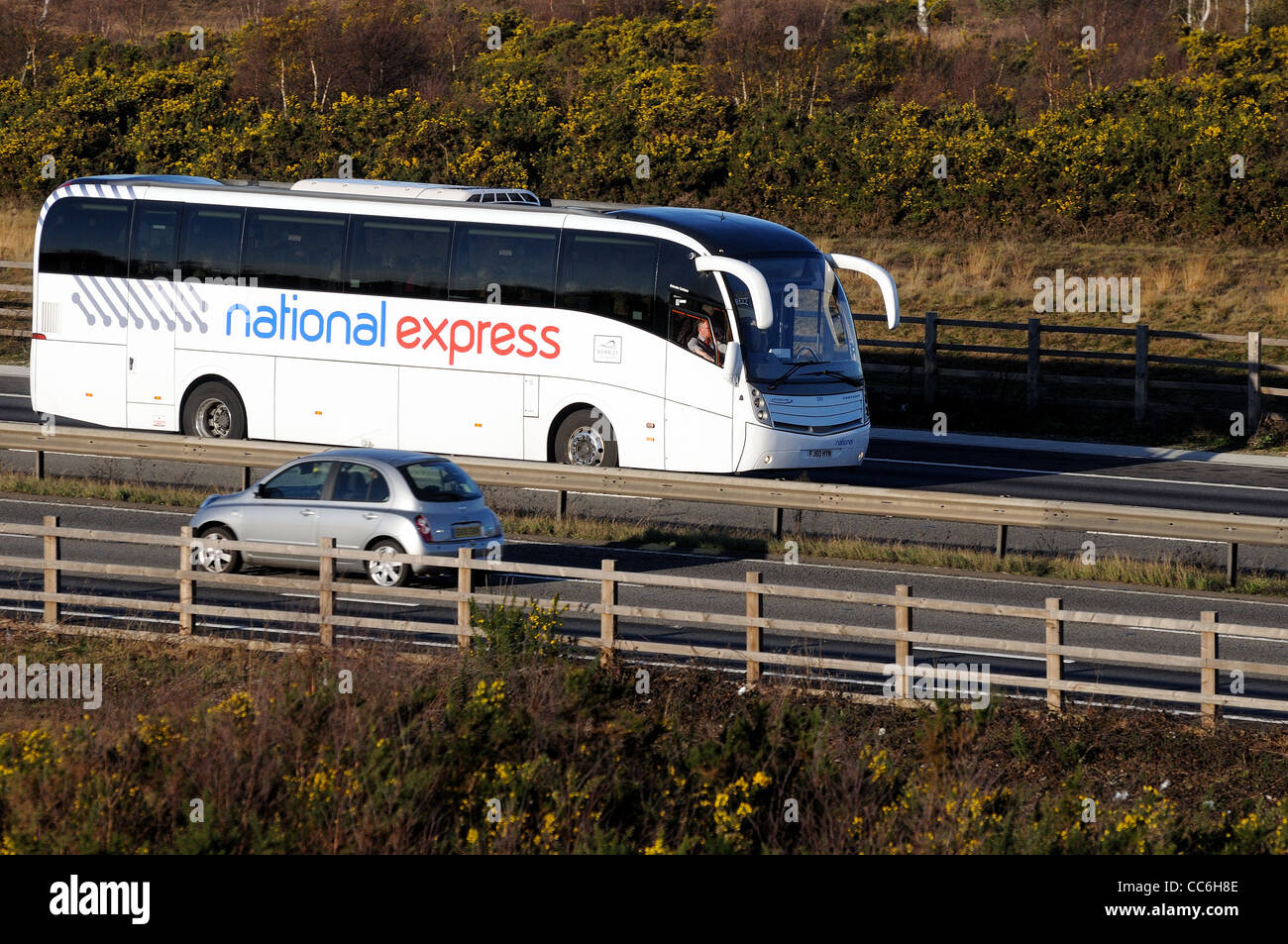 Excès de National Express Coach sur l'autoroute M3 Banque D'Images