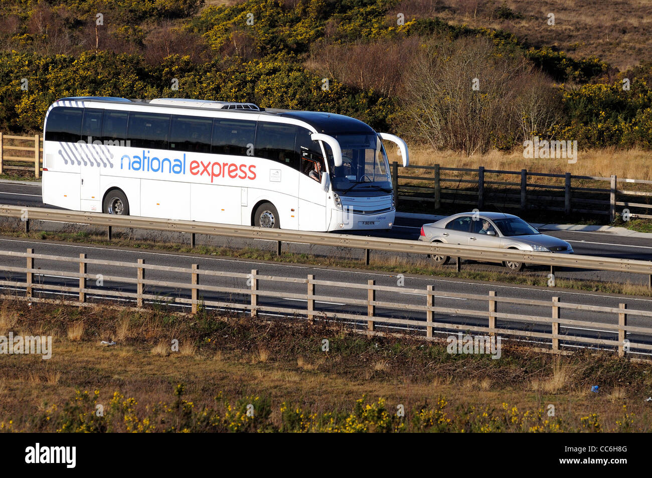 Excès de National Express Coach sur l'autoroute M3 Banque D'Images
