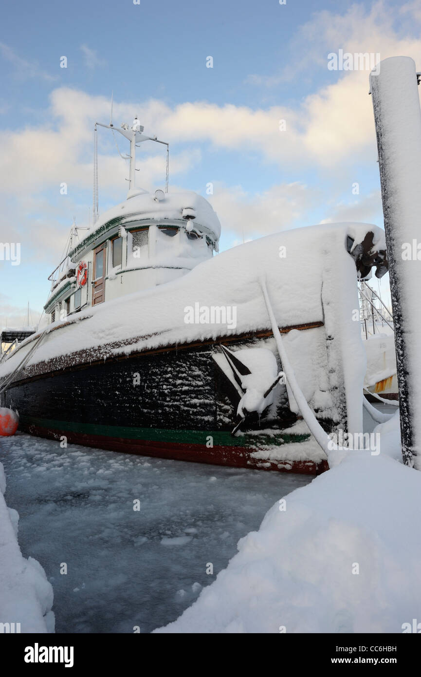 Tug boat gelés à l'amarrage dans le port d'une glaciale. Banque D'Images