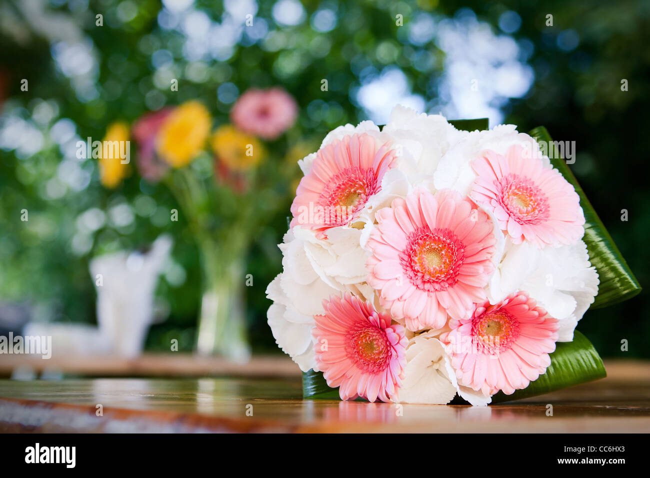 Le mariage fleurs sur table Banque D'Images