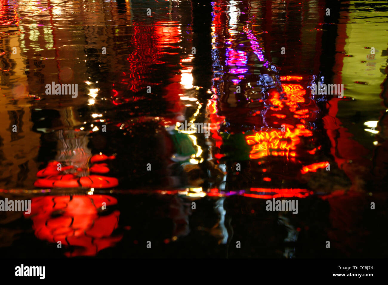 La réflexion des pluies d'une lampe chinoise sur Wardour Street, Chinatown, Londres, UK Banque D'Images