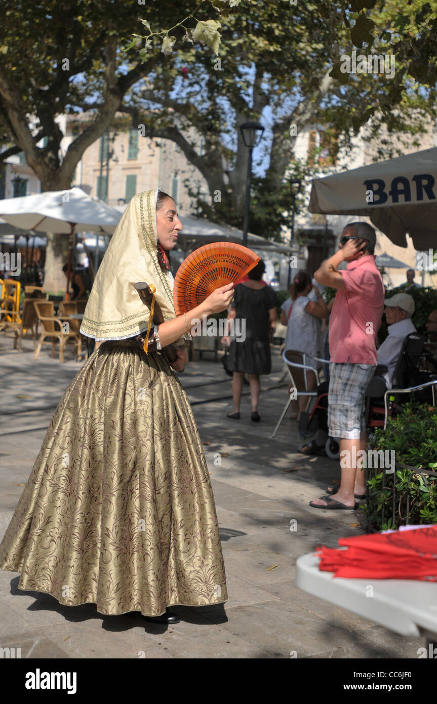 Une femme en costume traditionnel sur la place de la ville de Soller Mallorca Banque D'Images