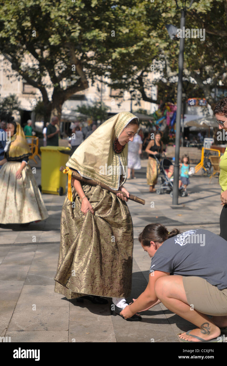 Une femme en costume traditionnel sur la place de la ville de Soller Mallorca Banque D'Images