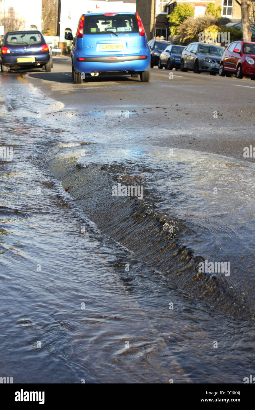 L'eau en rafale sur Main Street à Londres Banque D'Images