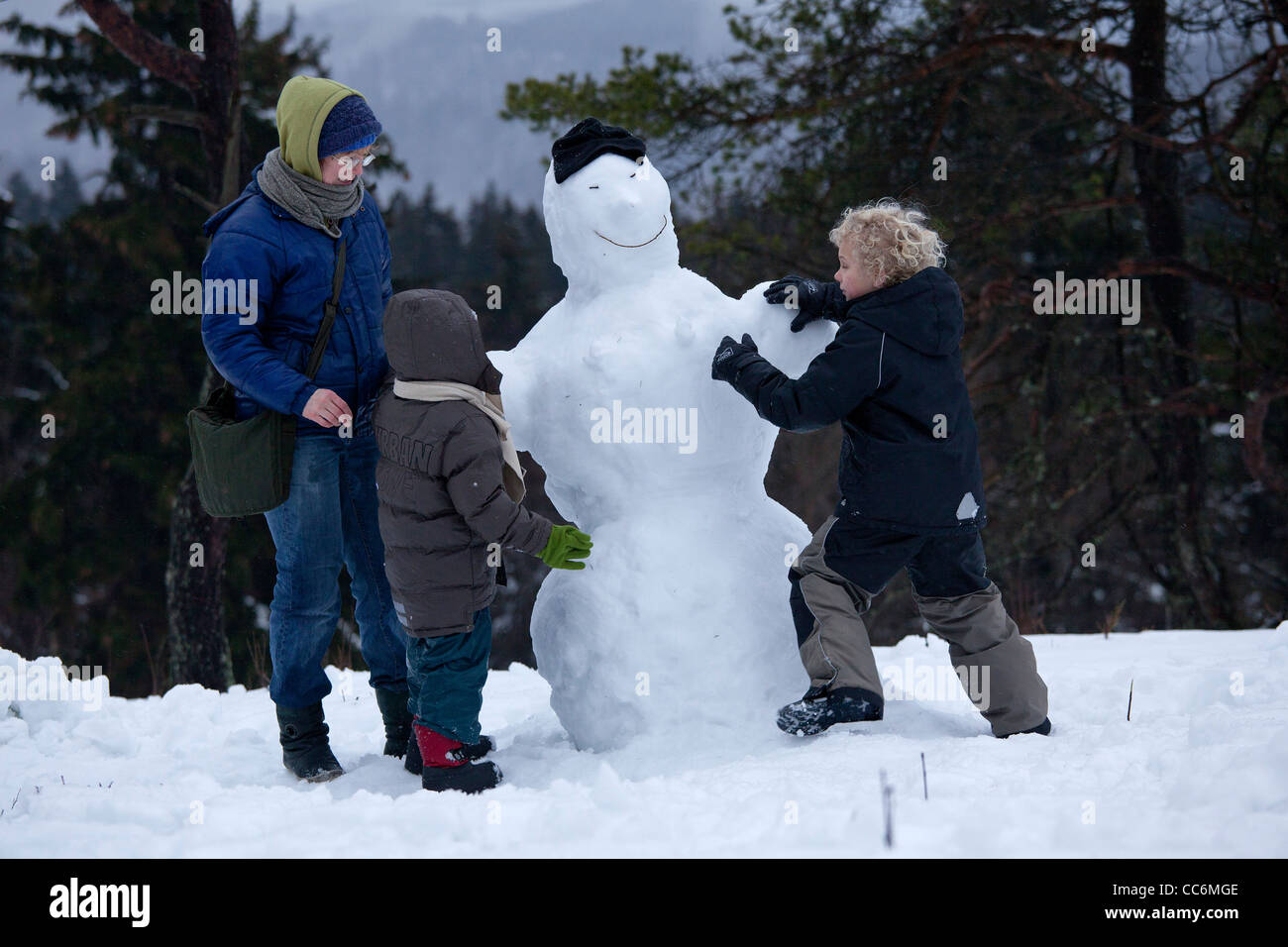 Famille avec un bonhomme à Kahler Asten près de Winterberg, Sauerland, Rhénanie-du-, Allemagne Banque D'Images