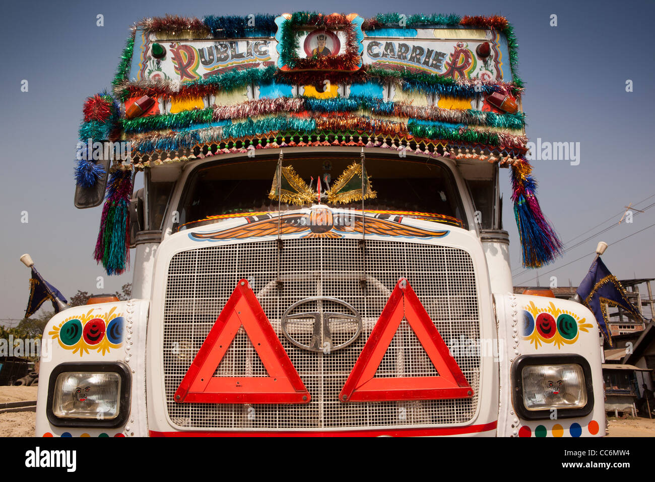 L'Inde, Assam, Balipari, décoration colorée sur l'avant du camion Tata Motors Banque D'Images