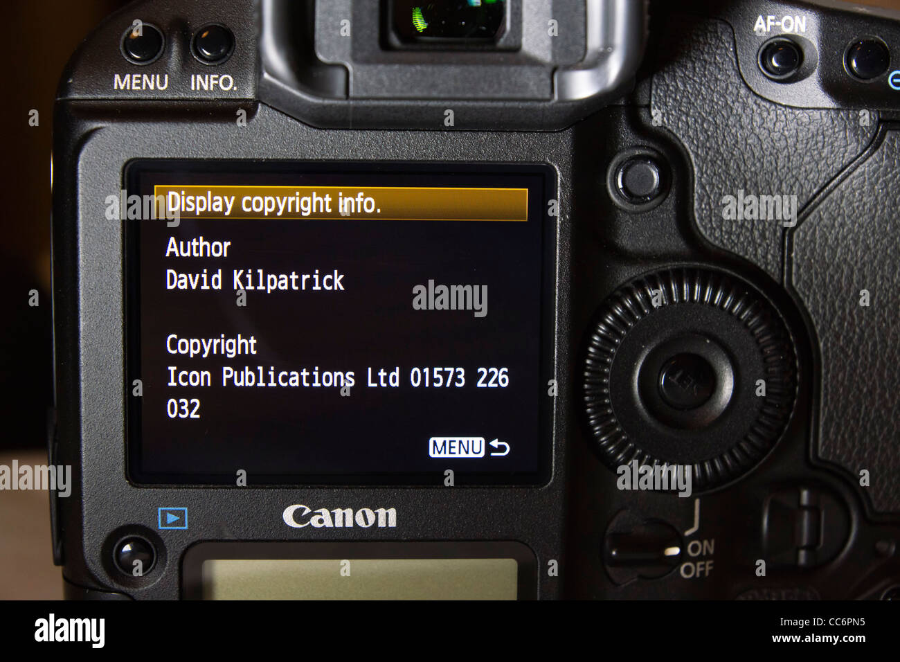 Saisie de données de copyright dans la mémoire d'un appareil photo reflex numérique professionnel Canon, d'intégrer cela dans le champs de métadonnées de photographies Banque D'Images