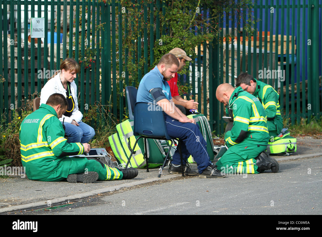 Le personnel paramédical de l'East Anglian Ambulance Service des victimes ont tendance à la suite d'un incident chimique dans le Cambridgeshire, Somersham Banque D'Images