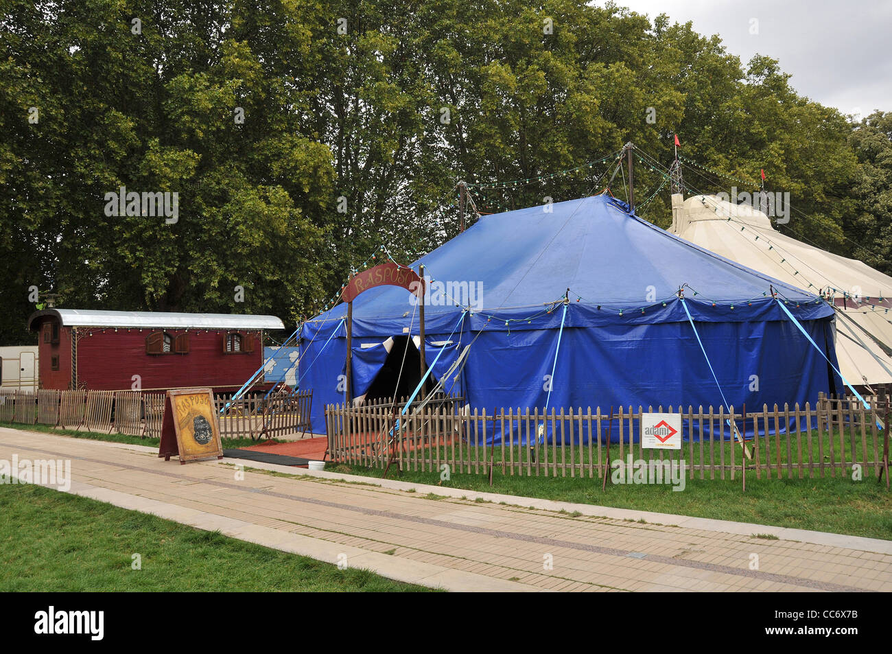 Chapiteau du cirque Rasposo à Bercy paris jardin Banque D'Images