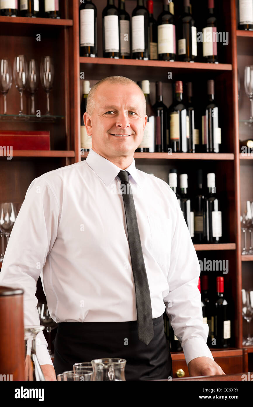 Serveur bar à vin heureux mâle en se tenant derrière le restaurant counter  Photo Stock - Alamy