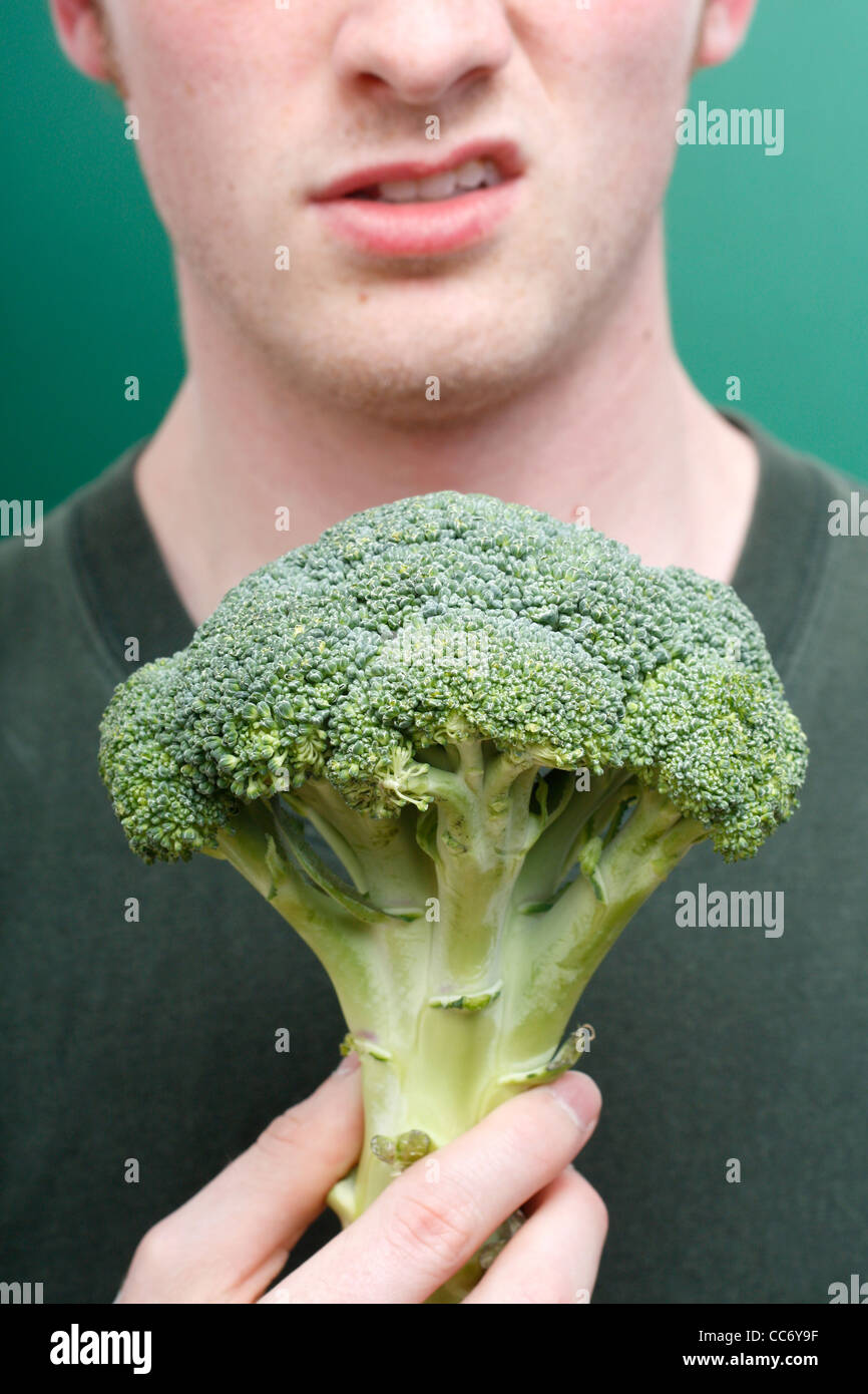 Un homme détestant le brocoli Banque D'Images