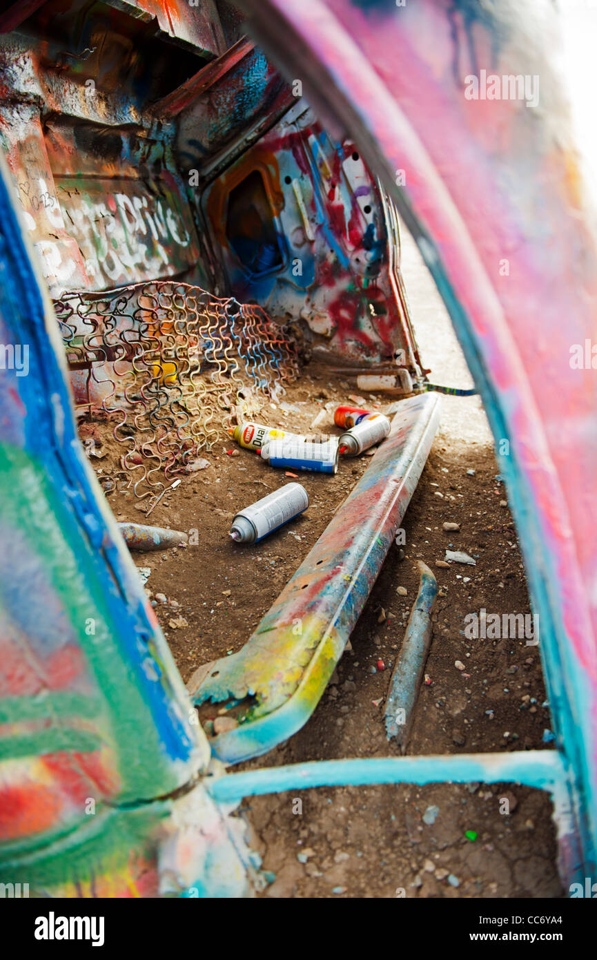 Jeter les pots de peinture de pulvérisation à l'intérieur de l'une des  Cadillac au Cadillac Ranch à Amarillo au Texas Photo Stock - Alamy