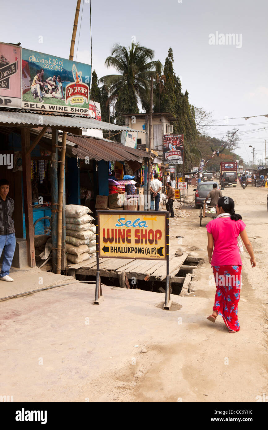 L'Inde, de l'Arunachal Pradesh, Bhalukpong, bazar, le Sela Wine Shop vendant à bon marché un alcool faible près de l'Assam Border post Banque D'Images