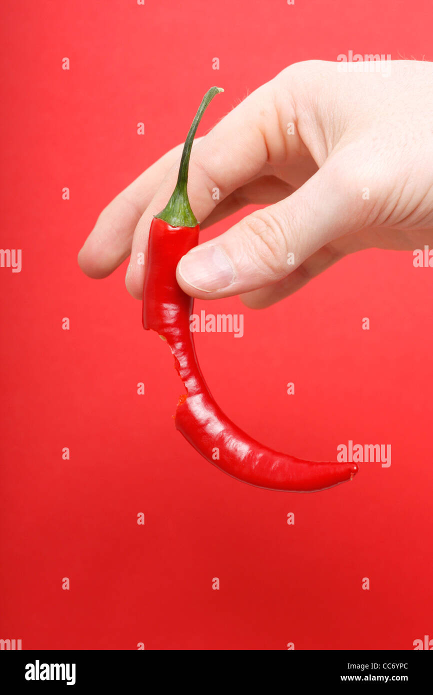 A hand holding chili pepper Banque D'Images
