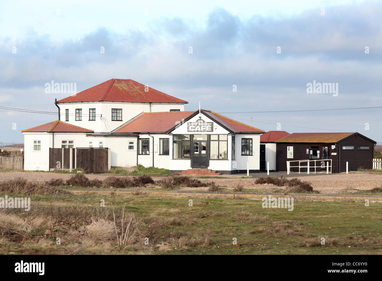 Le Light Railway Cafe sur la plage de dormeur Kent. Banque D'Images