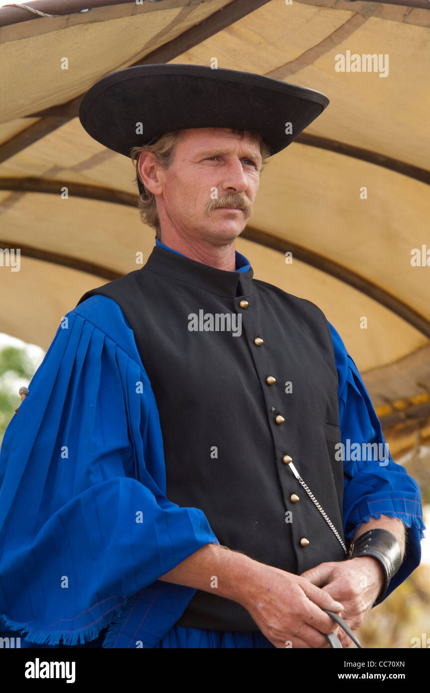La Hongrie, kalocsa. cuisine traditionnelle hongroise à bakodpuszta cow-boy à cheval centre équestre. cowboy dans une tenue traditionnelle. Banque D'Images