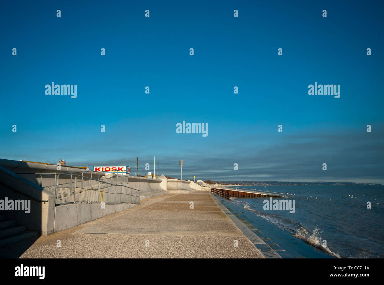 Nouveau mur de défense de la mer de défense contre les inondations de Dymchurch Kent UK promenades côtières Banque D'Images