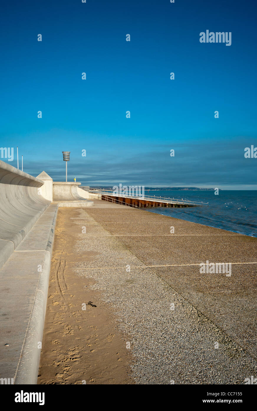 Nouveau mur de défense de la mer de défense contre les inondations de Dymchurch Kent UK promenades côtières Banque D'Images
