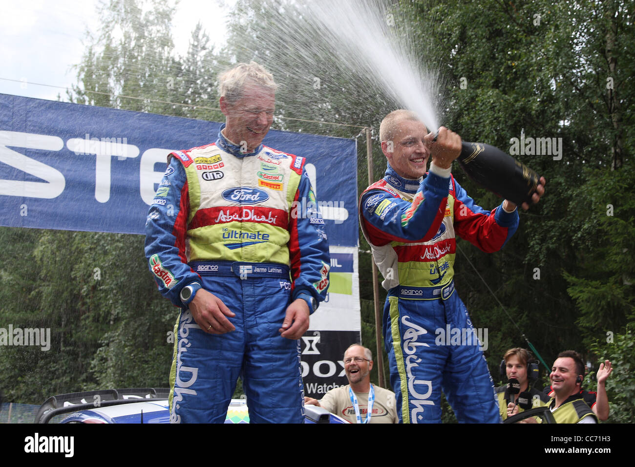 Mikko Hirvonen/Jarmo Lehtinen célébrant la victoire en rallye de Finlande 2009 Banque D'Images