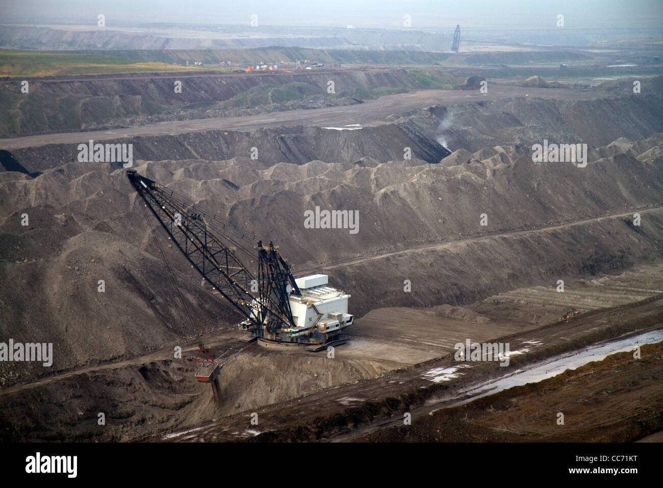 Vue aérienne d'une dragline utilisé dans le processus d'exploitation minière de surface du charbon dans la région de Campbell County, Wyoming, USA. Banque D'Images