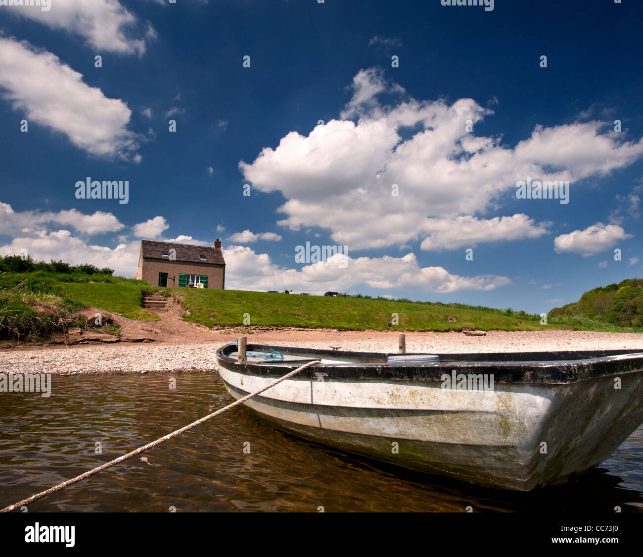 Bateau de pêche et shiel sur le Tweedhill battre la pêche au saumon de la rivière Tweed près de Horncliffe. Banque D'Images