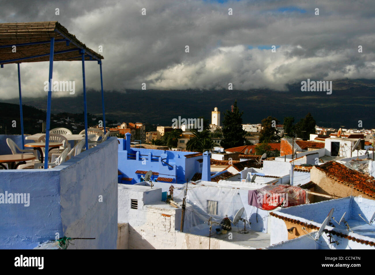 Les toits de Chefchaouen. Montagnes du Rif, au Maroc. Banque D'Images