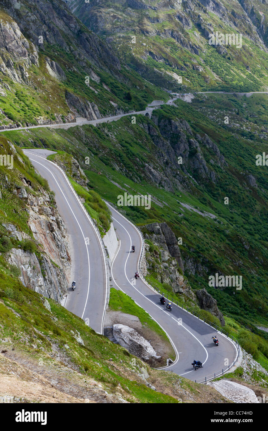 Route avec des virages serrés à Susten pass en haute montagne alpine, Suisse Banque D'Images