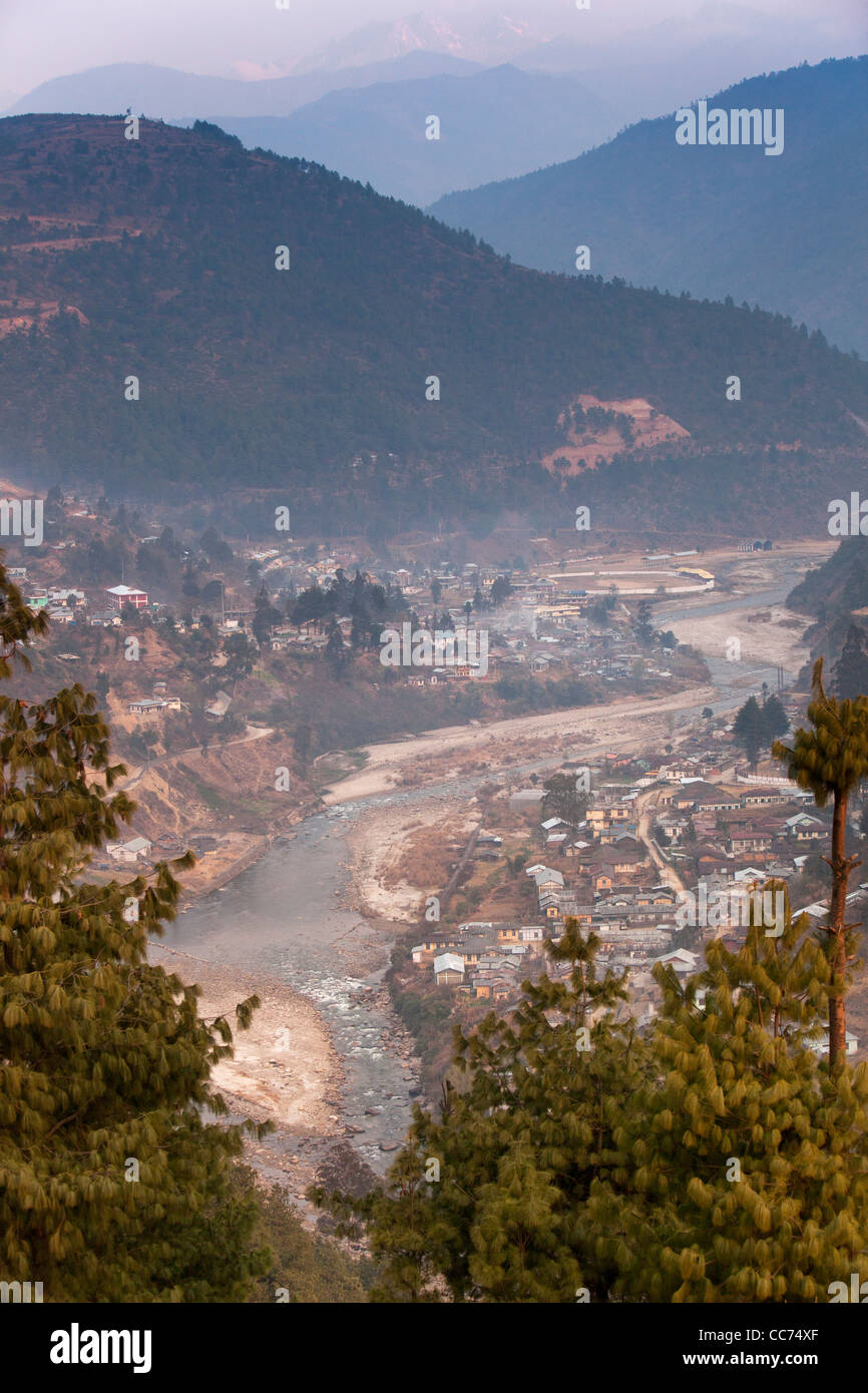 L'Inde, de l'Arunachal Pradesh, Dirang, élevée sur la ville en fin d'après-midi bruine de Dirang Tchou Banque D'Images